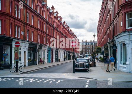 London, England, Großbritannien, Mai 24 2016: Chiltern Street mit Einkaufsstraßen in alten Gebäuden aus rotem Backstein. Eine Einkaufsstraße in Marylebone, London, Stockfoto
