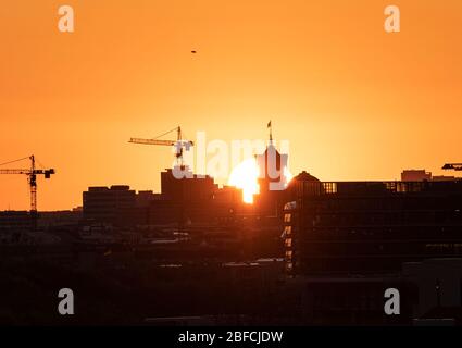 Berlin, Deutschland. April 2020. Die Sonne geht am frühen Morgen hinter dem Roten Rathaus auf. Quelle: Fabian Sommer/dpa/Alamy Live News Stockfoto