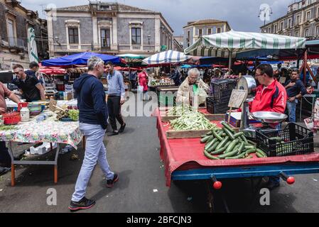 Straßenmarkt auf einer Piazza Carlo Alberto in Catania, zweitgrößte Stadt Siziliens Insel in Italien Stockfoto