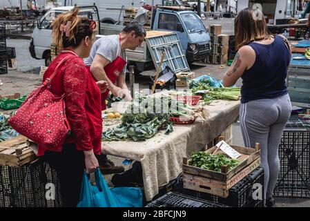 Straßenmarkt auf einer Piazza Carlo Alberto in Catania, zweitgrößte Stadt Siziliens Insel in Italien Stockfoto