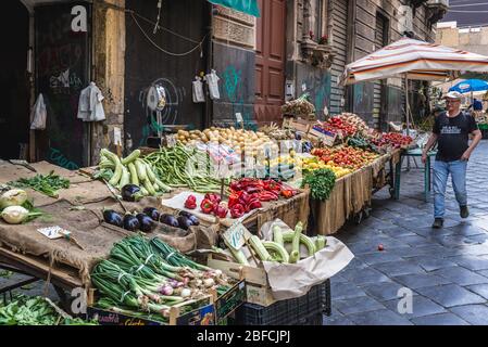 Gemüsestand auf einem Markt neben dem berühmten Fischmarkt Pescheria in Catania, zweitgrößte Stadt der Insel Sizilien in Italien Stockfoto