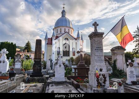 Friedhof vor der Kirche von Saint Parascheva in Brasov, dem Verwaltungszentrum des Kreises Brasov, Rumänien, Blick mit Andrei Muresanu Grab Stockfoto