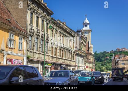 Muresenilor Straße in Brasov, dem Verwaltungszentrum der Brasov Grafschaft, Rumänien, Blick mit der Kirche der Apostel St. Peter und Paul Stockfoto
