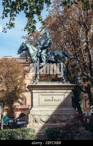 Statue von Giuseppe Maria Garibaldi vor der Arena del Sole Theater in Bologna, Hauptstadt und größte Stadt der Region Emilia Romagna in Italien Stockfoto