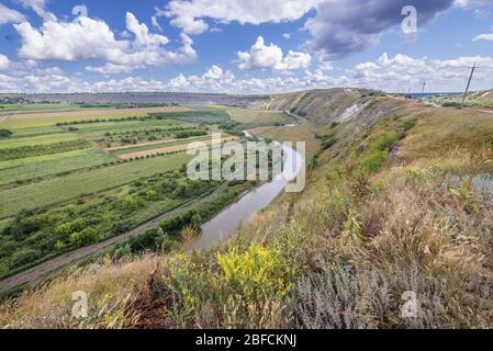 Blick vom Pfad in der Nähe des Klosters Orheiul Vechi - der historische und archäologische Komplex des alten Orhei befindet sich über dem Fluss Raut in Trebujeni, Moldawien Stockfoto