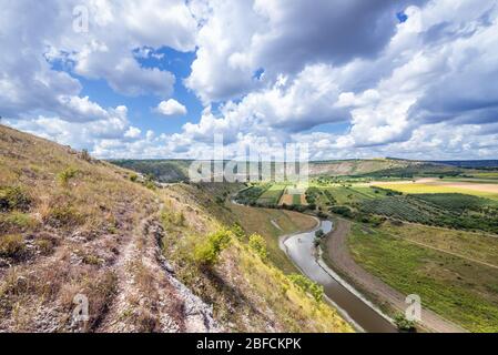 Blick vom Pfad in Orheiul Vechi - historischer und archäologischer Komplex Orhei über dem Fluss Raut in Trebujeni, Moldawien Stockfoto