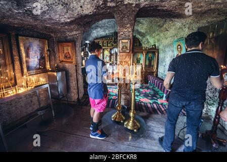 Höhlenkapelle des Klosters in Orheiul Vechi - Alter historischer und archäologischer Komplex Orhei in Trebujeni über dem Fluss raut, Moldawien Stockfoto