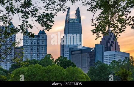 Skyline von Midtown Atlanta, Georgia bei Sonnenuntergang vom Piedmont Park. (USA) Stockfoto