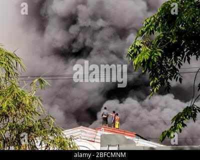 Capital District, Philippinen. April 2020. (Anmerkung der Redaktion: Bild aufgenommen mit mobilen Geräten) Zuschauer sahen hilflos beobachten, wie Feuer durch "Happyland", ein Slum-Gebiet in Manila am Samstag, Barangay 105, Zone 9, Bezirk 1 und schnell ausgebreitet, was das Bureau of Fire Protection dazu veranlasste, Task Force Alpha oder Mid-Level Alarm zu erhöhen. (Foto von Rick Mupas/Pacific Press) Quelle: Pacific Press Agency/Alamy Live News Stockfoto