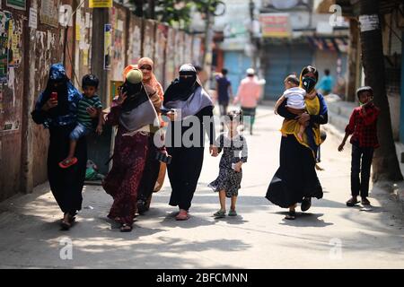 Dhaka, Bangladesch. April 2020. Die Menschen wurden gebeten, zu Hause zu bleiben, um sicher und vor dem gefährlichen Novel Coronavirus geschützt zu sein. Selbst wenn sie aus Notfällen aussteigen müssen, wurden sie gebeten, einen Mindestabstand von 1 Meter und vorzugsweise 2 Meter zu halten. Aber in Wirklichkeit hält sich ein Teil der Menschen im Land nicht wirklich an die Regeln, die diese Situation noch viel schlimmer machen könnten. (Foto: MD. Rakibul Hasan/Pacific Press) Quelle: Pacific Press Agency/Alamy Live News Stockfoto