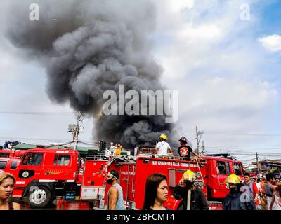 Capital District, Philippinen. April 2020. (Anmerkung für die Redaktion: Bild, das mit einem Mobilgerät aufgenommen wurde.) Feuer fegte durch „Happyland“, ein Slum-Gebiet in Manila am Samstag, Barangay 105, Zone 9, Bezirk 1 und schnell ausgebreitet, was das Bureau of Fire Protection dazu veranlasste, Task Force Alpha oder Mid-Level Alarm zu auslösen. (Foto von Rick Mupas/Pacific Press) Quelle: Pacific Press Agency/Alamy Live News Stockfoto