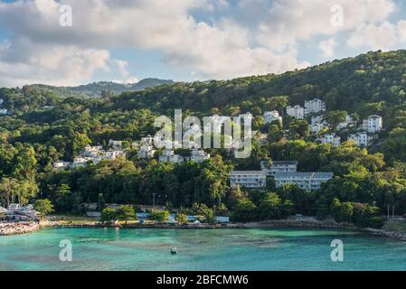 Ocho Rios, Jamaika - 23. April 2019: Blick auf die Küste mit vielen Wohnhäusern auf dem Hügel von Ocho Rios, Jamaika, Karibik. Stockfoto
