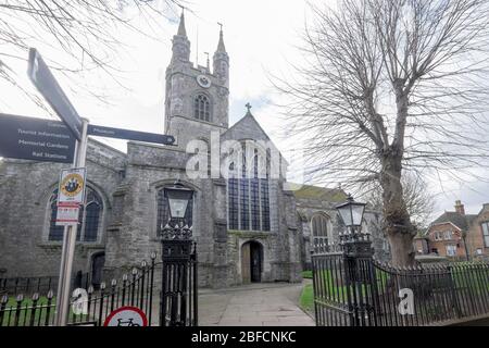 Ashford, Kent, Großbritannien - 9. März 2020: Eingang zur St. Mary the Virgin Kirche mit Tor, Geländer und Beschilderung Stockfoto