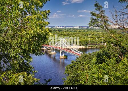 Luftaufnahme zu Fuß Brücke Dnjepr in Kiew, Ukraine Stockfoto