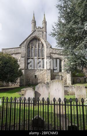 Ashford, Kent, Vereinigtes Königreich - 9. März 2020: Friedhof mit Gräbern und Geländer in der St. Mary the Virgin Church Stockfoto