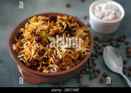 Indische vegetarische Kichererbsen Biryani mit Raita Stockfoto