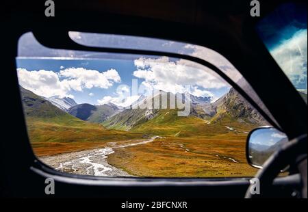 Landschaft der schönen Berg Tal aus dem Fenster gesehen. Reisen und Abenteuer. Stockfoto