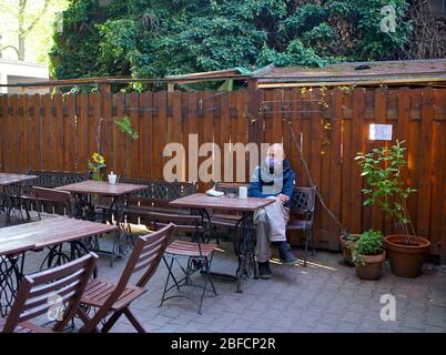 Prag, Tschechische Republik. April 2020. Ein Obdachloser ruht im Garten des Hostels "Tobys" in Prag, Tschechien, 17. April 2020. Das Hostel hilft Obdachlosen bei der COVID-19-Pandemie bei Unterkunft, Pflege und Verpflegung. Kredit: Dana Kesnerova/Xinhua/Alamy Live News Stockfoto