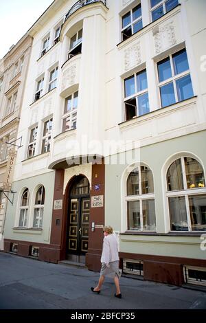 Prag, Tschechische Republik. April 2020. Eine Frau geht am Hostel "Tobys" in Prag, Tschechien, 17. April 2020 vorbei. Das Hostel hilft Obdachlosen bei der COVID-19-Pandemie bei Unterkunft, Pflege und Verpflegung. Kredit: Dana Kesnerova/Xinhua/Alamy Live News Stockfoto