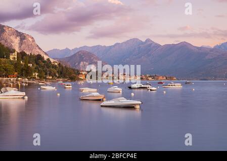 Lago Maggiore bei Sonnenaufgang, Italien. Blick vom Seeufer von Stresa Stockfoto