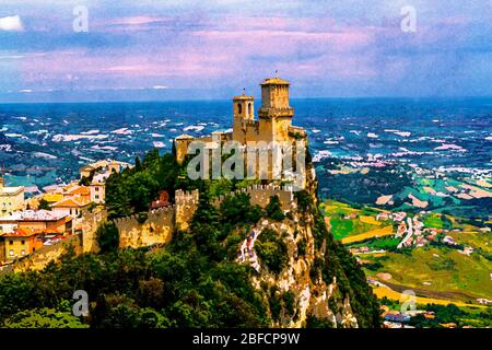 Prima Torre Guaita erster Festungsturm mit Ziegelmauern auf dem Berg Titano Stein. Republik San Marino. Skizzendarstellung. Stockfoto