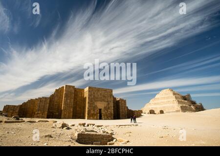 Dramatischer Himmel über dem Begräbtnerkomplex von Djoser Stufenpyramide in Saqqara nahe Kairo, Ägypten. Stockfoto
