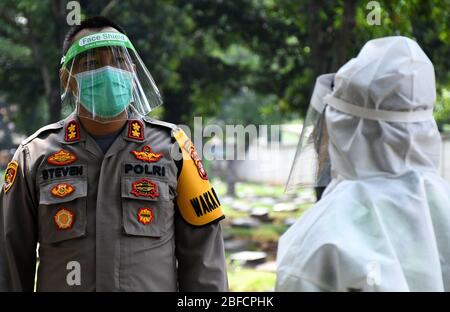 Jakarta, Jakarta, Indonesien. April 2020. Der Leichen-Bestattungsoffizier der Covit-19 erhielt am 17. April 2020 auf dem Friedhof Pondok Rangon die vollständige persönliche Schutzausrüstung (APD) von der kombinierten indonesischen Nationalpolizei und Armee. Insgesamt 61 Bestattungsbeamte erhalten offizielle persönliche Schutzausrüstung (APD), die sie zuvor verwendet wurden, waren bescheidene Schutzausrüstung, die nicht durch das Virus geschützt war. Kredit: Dasril Roszandi/ZUMA Wire/ZUMAPRESS.com/Alamy Live News Stockfoto