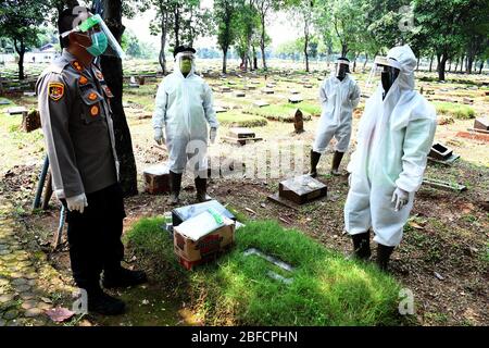 Jakarta, Jakarta, Indonesien. April 2020. Der Leichen-Bestattungsoffizier der Covit-19 erhielt am 17. April 2020 auf dem Friedhof Pondok Rangon die vollständige persönliche Schutzausrüstung (APD) von der kombinierten indonesischen Nationalpolizei und Armee. Insgesamt 61 Bestattungsbeamte erhalten offizielle persönliche Schutzausrüstung (APD), die sie zuvor verwendet wurden, waren bescheidene Schutzausrüstung, die nicht durch das Virus geschützt war. Kredit: Dasril Roszandi/ZUMA Wire/ZUMAPRESS.com/Alamy Live News Stockfoto