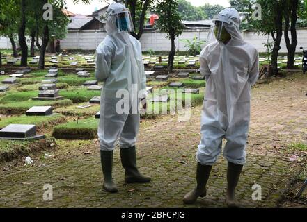 Jakarta, Jakarta, Indonesien. April 2020. Der Leichen-Bestattungsoffizier der Covit-19 erhielt am 17. April 2020 auf dem Friedhof Pondok Rangon die vollständige persönliche Schutzausrüstung (APD) von der kombinierten indonesischen Nationalpolizei und Armee. Insgesamt 61 Bestattungsbeamte erhalten offizielle persönliche Schutzausrüstung (APD), die sie zuvor verwendet wurden, waren bescheidene Schutzausrüstung, die nicht durch das Virus geschützt war. Kredit: Dasril Roszandi/ZUMA Wire/ZUMAPRESS.com/Alamy Live News Stockfoto