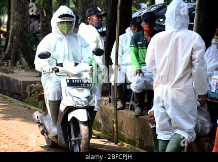 Jakarta, Jakarta, Indonesien. April 2020. Der Leichen-Bestattungsoffizier der Covit-19 erhielt am 17. April 2020 auf dem Friedhof Pondok Rangon die vollständige persönliche Schutzausrüstung (APD) von der kombinierten indonesischen Nationalpolizei und Armee. Insgesamt 61 Bestattungsbeamte erhalten offizielle persönliche Schutzausrüstung (APD), die sie zuvor verwendet wurden, waren bescheidene Schutzausrüstung, die nicht durch das Virus geschützt war. Kredit: Dasril Roszandi/ZUMA Wire/ZUMAPRESS.com/Alamy Live News Stockfoto