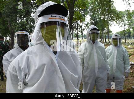 Jakarta, Jakarta, Indonesien. April 2020. Der Leichen-Bestattungsoffizier der Covit-19 erhielt am 17. April 2020 auf dem Friedhof Pondok Rangon die vollständige persönliche Schutzausrüstung (APD) von der kombinierten indonesischen Nationalpolizei und Armee. Insgesamt 61 Bestattungsbeamte erhalten offizielle persönliche Schutzausrüstung (APD), die sie zuvor verwendet wurden, waren bescheidene Schutzausrüstung, die nicht durch das Virus geschützt war. Kredit: Dasril Roszandi/ZUMA Wire/ZUMAPRESS.com/Alamy Live News Stockfoto