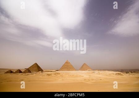 Weitwinkelansicht des Gizeh Pyramid Komplexes von Süden, einschließlich der drei Großen Pyramiden und der kleineren Pyramiden der Königinnen, in der Nähe von Kairo, Ägypten. Stockfoto