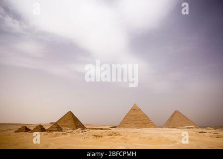 Weitwinkelansicht des Gizeh Pyramid Komplexes von Süden, einschließlich der drei Großen Pyramiden und der kleineren Pyramiden der Königinnen, in der Nähe von Kairo, Ägypten. Stockfoto