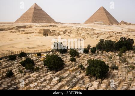 Moderner lokaler Friedhof in von den Großen Pyramiden in Gizeh, Ägypten. Stockfoto