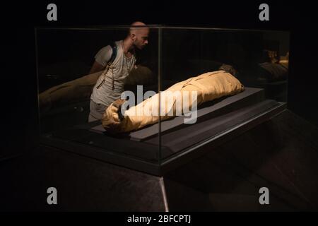 Ein männlicher Tourist untersucht die Mumie von Ramses I im Luxor Museum in Luxor, Ägypten. Stockfoto