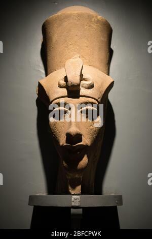 Sandsteinstatue von König Amenhotep IV. Mit Doppelkrone im Luxor Museum in Luxor, Ägypten. Stockfoto