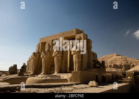 Osirid Statuen am Ramesseum Leichentempel in der Nähe von Luxor, Ägypten. Stockfoto