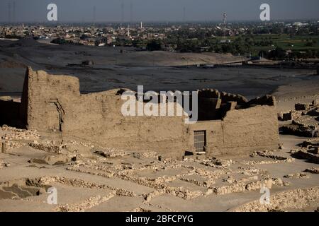 Große Tempelruinen am Rande des Deir Al Medina Komplexes in der Nähe von Luxor, Ägypten. Stockfoto