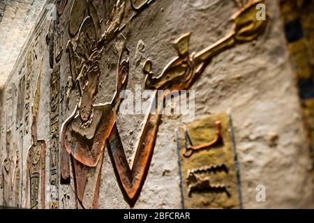 Kunstwerk im Grab von Ramses III im Tal der Könige bei Luxor, Ägypten. Stockfoto