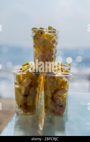Verkauf Stück Ananas in Strandmarkt. Die Ananas ist eine tropische Pflanze mit einer essbaren Frucht, auch Ananas genannt, und die wirtschaftlich Stockfoto