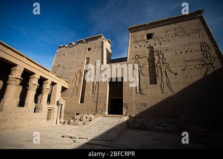 Eingang des Heiligtums der Isis am Philae Tempel auf dem Nil in der Nähe von Assuan, Ägypten. Stockfoto