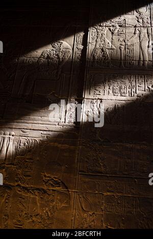 Szene aus dem Inneren des Heiligtums der Isis am Philae Tempel am Nil in der Nähe von Assuan, Ägypten. Stockfoto
