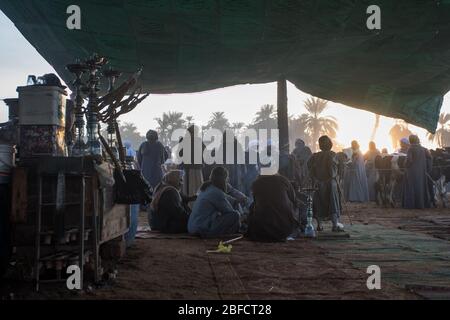 Ein beliebtes Kaffeezelt auf dem Daraw Animal Market bei Assuan, Ägypten. Stockfoto