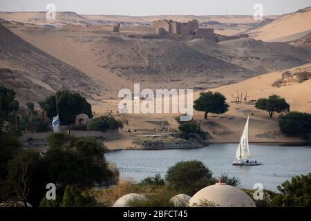 Blick auf das Kloster St. Simeon von der anderen Seite des Nils in der Nähe von Assuan, Ägypten. Stockfoto