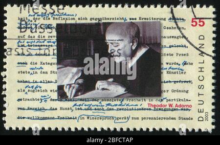 DEUTSCHLAND- UM 2003: Briefmarke gedruckt von Deutschland, zeigt Theodor Adorno, Philosoph, um 2003. Stockfoto