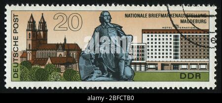 DEUTSCHLAND- UM 1969: Briefmarke gedruckt von Deutschland, zeigt Dom, Otto von Guericke Denkmal und Hotel International Magdeburg, um 1969. Stockfoto