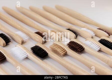 Gruppe von Öko Bambus Zahnbürsten, auf weißem Hintergrund. Andere Farbe. Draufsicht, Muster, Tapete,. Natürliches Bio-Produkt für die Mundhygiene. Denta Stockfoto
