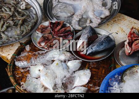 Frische Fische auf dem lokalen Markt der Stadt Kampot, der das wahre Leben, die lokale Küche und Kultur Kambodschas zeigt Stockfoto