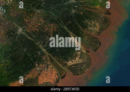 Das Mekong-Flussdelta in Vietnam, wo der Mekong-Fluss aus der Sicht des Weltraums in das Südchinesische Meer mündet, enthält modifizierte Kopernikus Stockfoto