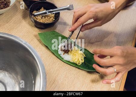 Zubereitung von hausgemachten typischen Landgericht mit lokalen Produkten namens Sasazushi in Iiyama, Nagano, Japan. Stockfoto